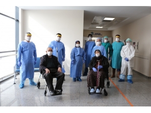 79 Yaşındaki Karı Koca Korona Virüsü Yendi