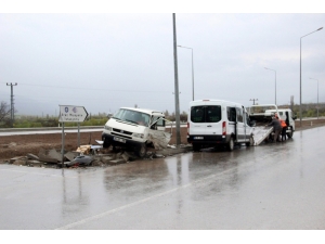 Sivas’ta Trafik Kazası: 4 Yaralı
