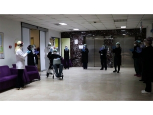 Korona Virüsten İyileşen Hasta Alkışlarla Taburcu Oldu