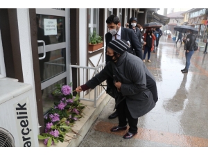 Gamze Pala’nın Öldürüldüğü Öğretmenevinin Kapısına Çiçek Bırakıldı