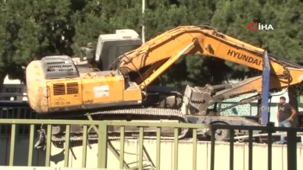 bahcelievler-de-tirin-tasidigi-is-makinesi-bariyerlere-carpti