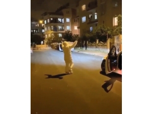 Evde Sıkılan Ablası İçin Koruyucu Tulumla Açık Hava Konseri Verdi