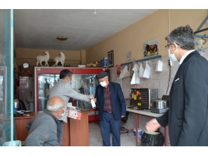 Kaymakam Çalışır Maske Dağıttı