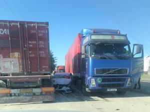 İki Tırın Arasına Giren Otomobil Hurdaya Döndü: 2 Yaralı