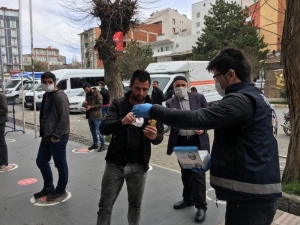 Kars Valiliği Binlerce Ücretsiz Maske Dağıttı