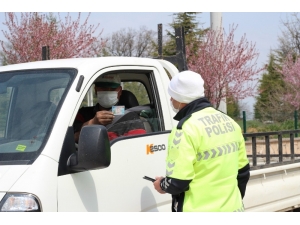Sürücülere, Maske, Cep Telefonu Ve Emniyet Kemeri Denetimi