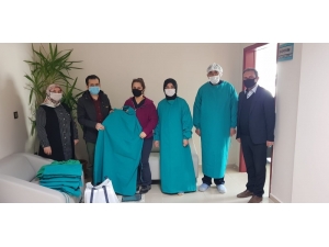 Ev Hanımları Cerrahi Kıyafet İçin Kolları Sıvadı