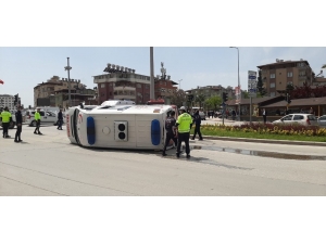 Hatay’da Ticari Aracın Çarptığı Ambulans Devrildi