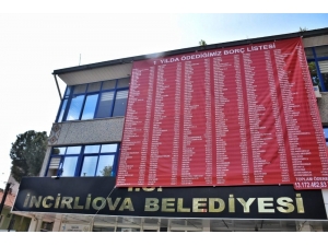 Ödediği Borçların Pankartını Belediyeye Astırdı