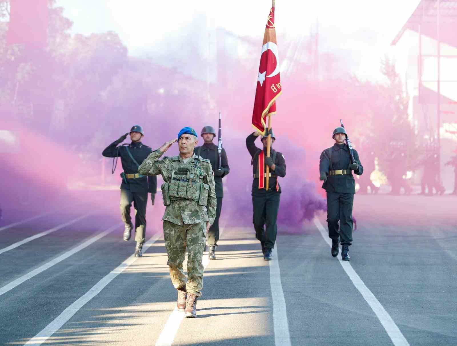8-inci-komando-tugay-komutanligi-nda-sancak-ve-komuta-devir-teslim-toreni-duzenlendi