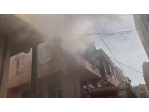 Evde Çıkan Yangında 2 Kişi Dumandan Etkilendi