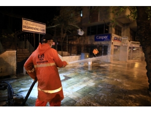 Denizli’de Caddeler Yıkanıp Dezenfekte Edilmeye Devam Ediyor