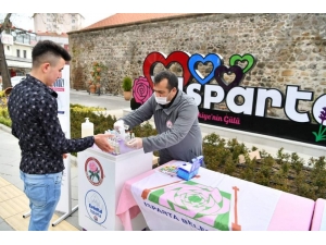 Isparta’da Vatandaşlara Maske Ve Kolonya Dağıtıldı