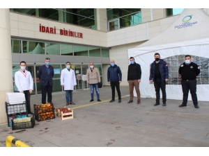 Sağlık Çalışanlarına Meyve Ve Börek İkramı