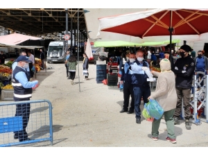 Elazığ’da Pazarlarda Maske Dağıtımı