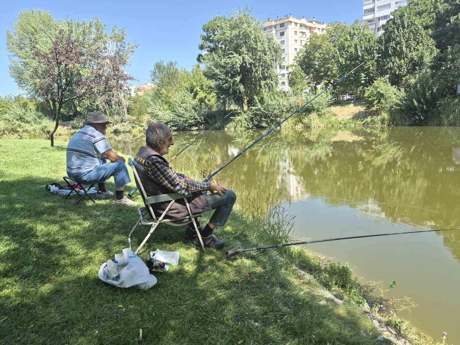 yasli-adam-betonlasmadan-kacip-su-kenarina-siginiyor