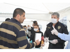 Reyhanlı’da Vatandaşlara Maske Dağıtıldı