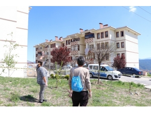 Karantinadaki Evladı Ve Torunlarıyla Uzaktan Gözyaşlarıyla Hasret Giderdi