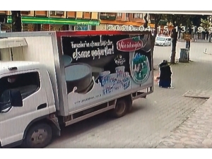 Kaldırımda Geri Manevra Yapan Kamyonetin Çarptığı Kadın Hastanelik Oldu