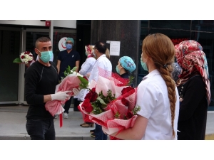 Korona Virüsü Yenenlerden Sağlık Çalışanlarına Çiçekli Teşekkür