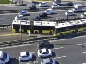 Avcılar’da İki Metrobüs Kafa Kafaya Çarpıştı. Kaza Nedeniyle Metrobüs Seferleri İki Yönlü Olarak Durdu. Olay Yerine Polis Ve Sağlık Ekipleri Sevk Edildi.