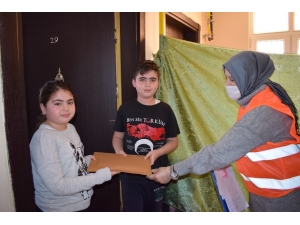 Çocuklar Sosyal Medyadan Kitap İstedi, Belediye Başkanı Gönderdi