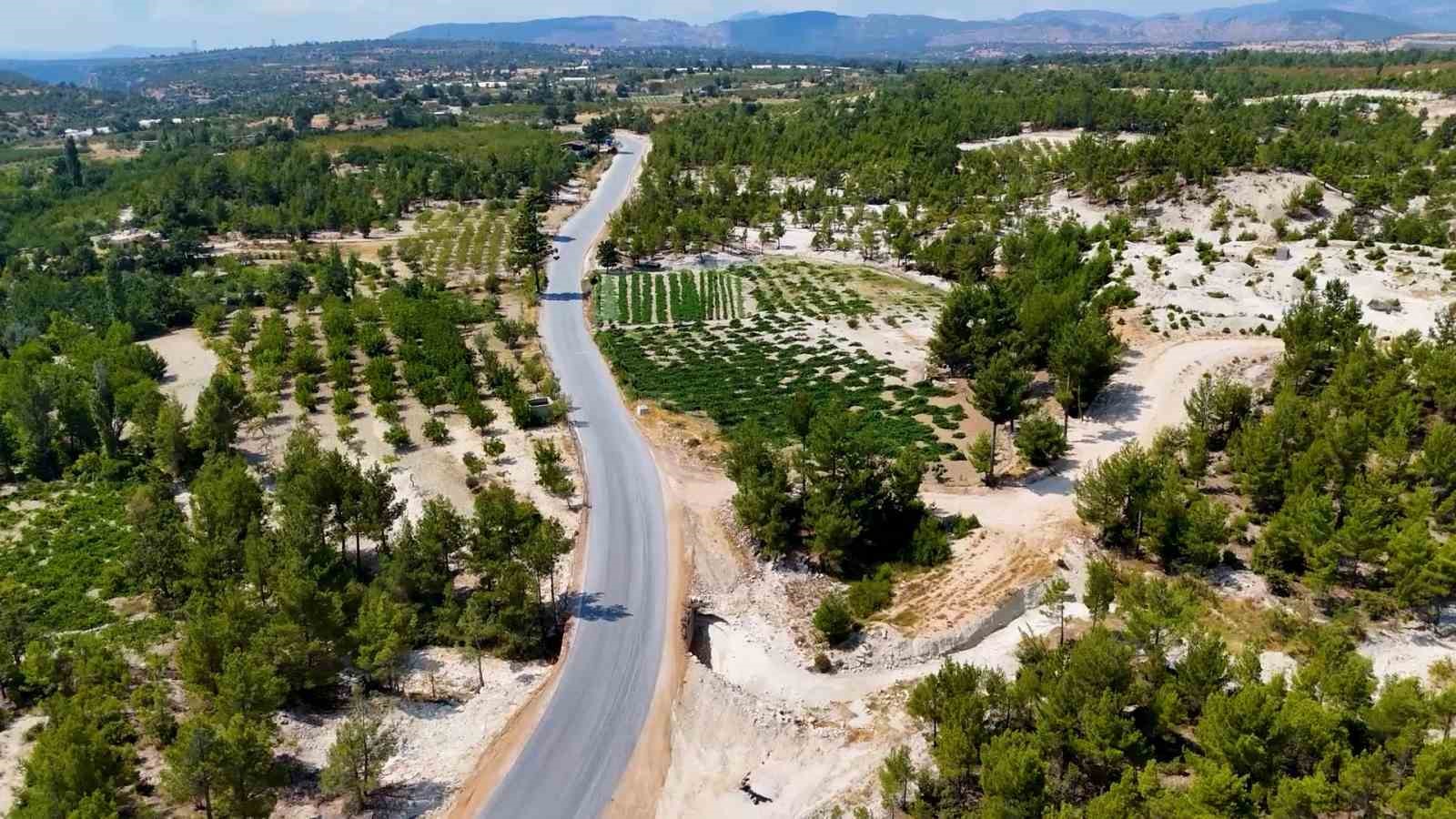 mersin-de-4-mahalleyi-birbirine-baglayan-yol-yenilendi