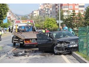 Otomobil Kırmızı Işıkta Bekleyen Araçlara Çarptı: 2 Yaralı
