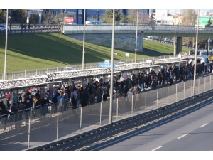Metrobüs Kazası Nedeniyle Cevizlibağ’da Yolcu Yoğunluğu: Sosyal Mesafe Hiçe Sayıldı