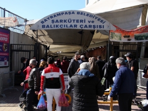 Bayrampaşa’daki Semt Pazarında Sosyal Mesafeye Uyulmaması Pes Dedirtti