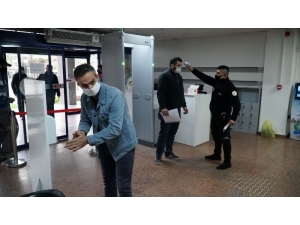 Belediye’ye Girişlerde Ateş Ölçer Cihazlar Devrede