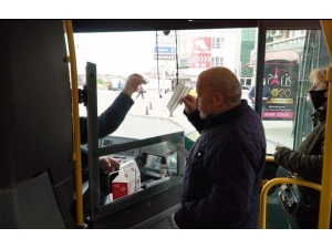 Düzce’de Belediye Otobüsüne Maskesiz Binenlere Maske Veriyor