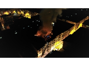 Depremde Hasar Alan Binanın Çatısı Yandı