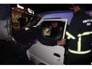 Sıkıştığı Araçtan Uzun Uğraşlar Sonucu Kurtarılan Sürücü Hastaneye Gitmemek İçin Yalvardı