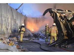 Bayrampaşa’daki Kağıt Geri Dönüşüm Deposunda Çıkan Yangın Korkuttu