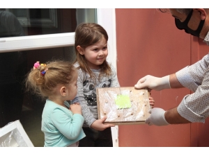 Marangoz, Yaptığı Oyuncaklarla Evden Çıkamayan Onlarca Çocuğun Yüzünü Güldürdü