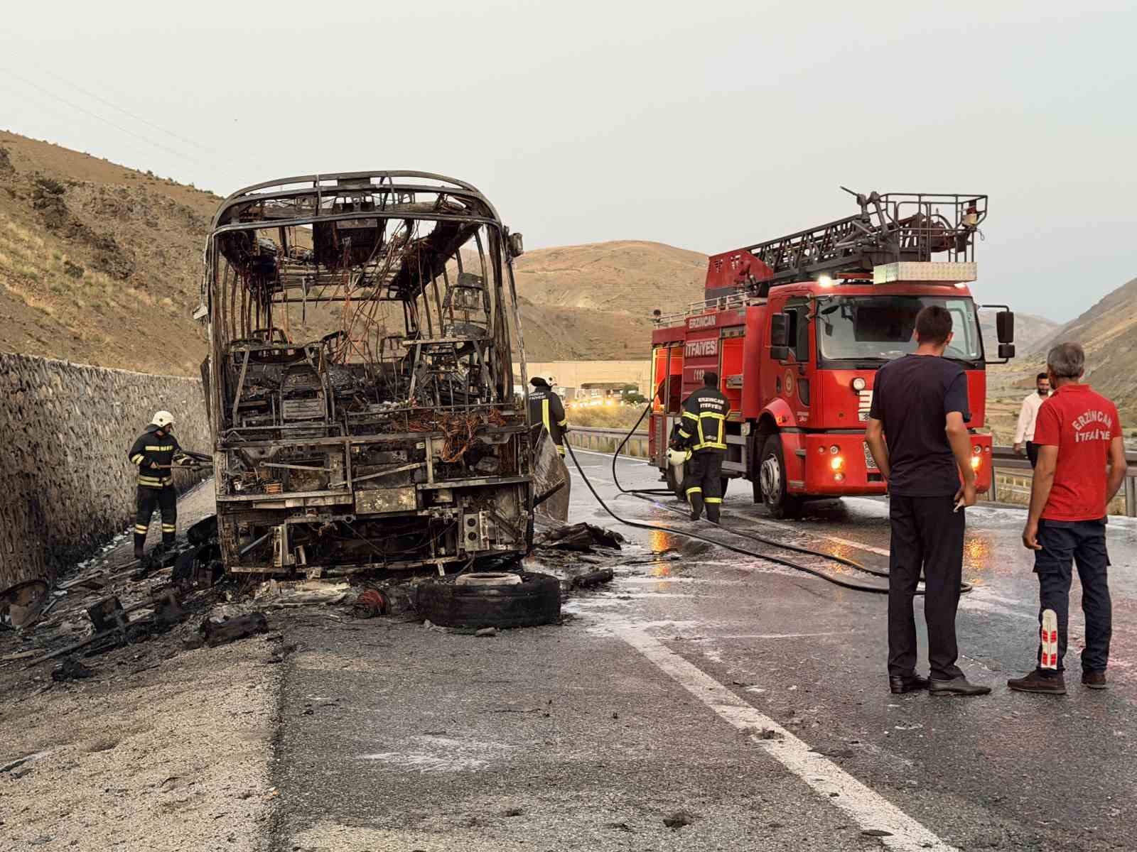 erzincan-sivas-yolunda-yolcu-otobusu-alevlere-teslim-oldu