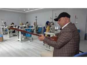 O Sazıyla Çalıp Söylüyor, Gönüllüler De Maske Üretiyor