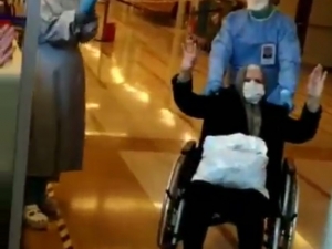 82 Yaşındaki Yaşlı Kadın Alkışlarla Taburcu Oldu