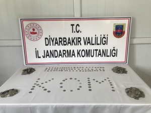 Diyarbakır’da Anadolu Selçuklu Dönemine Ait Bin 389 Gümüş Sikke Ele Geçirildi