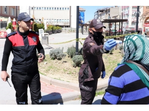 Karaman’da Vatandaşlar Şehrin En İşlek Caddesine Ateşleri Ölçülerek Alınıyor