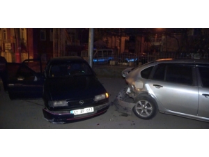 Ehliyetsiz Ve Alkollü Sürücü Park Halindeki Otomobile Çarptı: 3 Yaralı