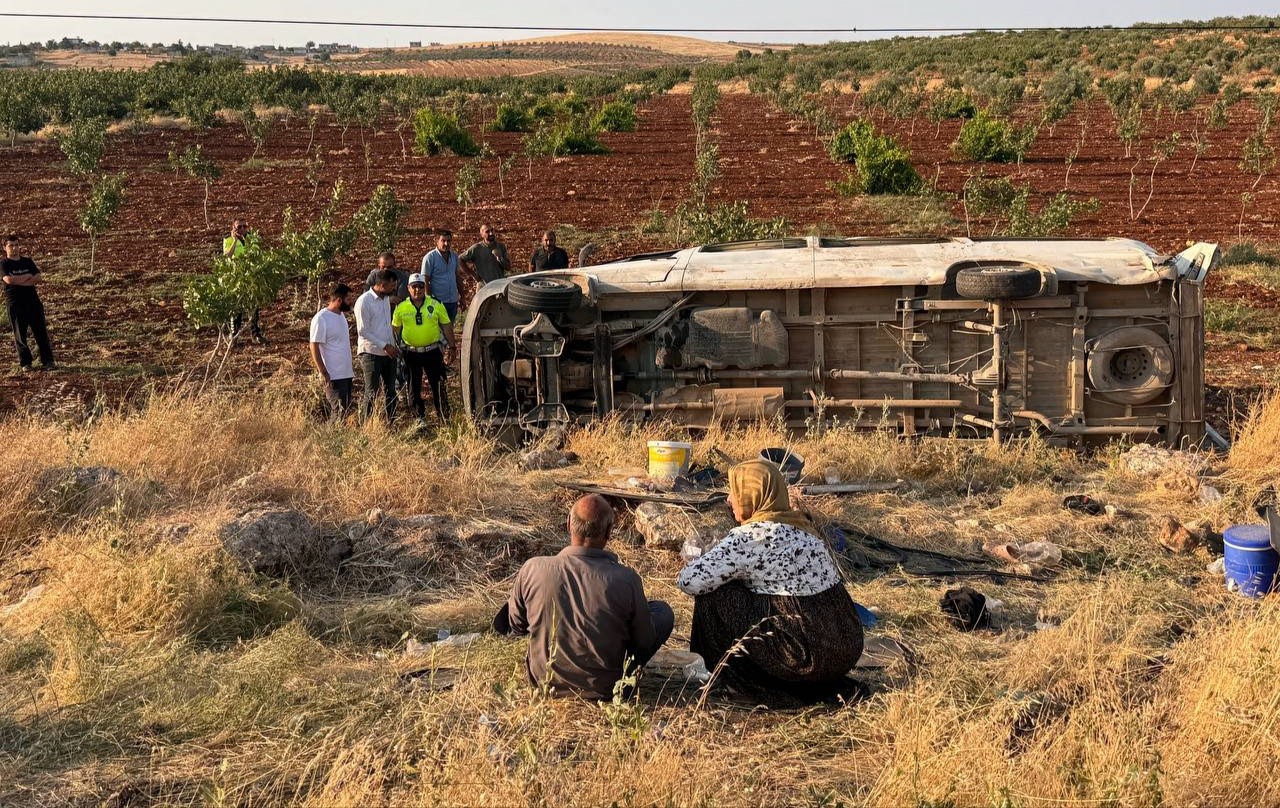 tarim-iscilerini-tasiyan-minibus-devrildi-22-yarali