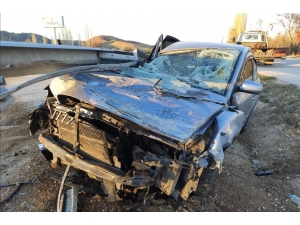 Otomobil Bariyerlere Çarptı: 1 Yaralı