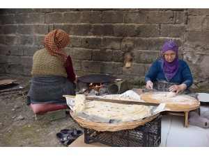Vatandaşlar Sokağa Çıkma Yasağına Ekmek Pişirerek Hazırlandı