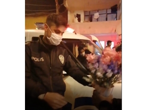 Kavgaya Gelen Polisleri Pasta Ve Çiçeklerle Karşıladılar