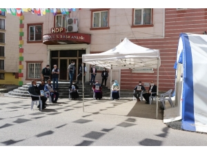 Hdp Önündeki Ailelerin Evlat Nöbeti 228. Gününde