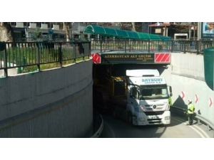 Kütahya’da Yüksekliği Hesaplamayan Tır Sürücüsü Alt Geçide Çarptı