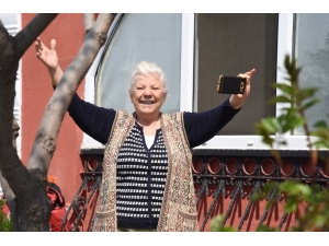 Sesi Duyan Balkonlara Koştu