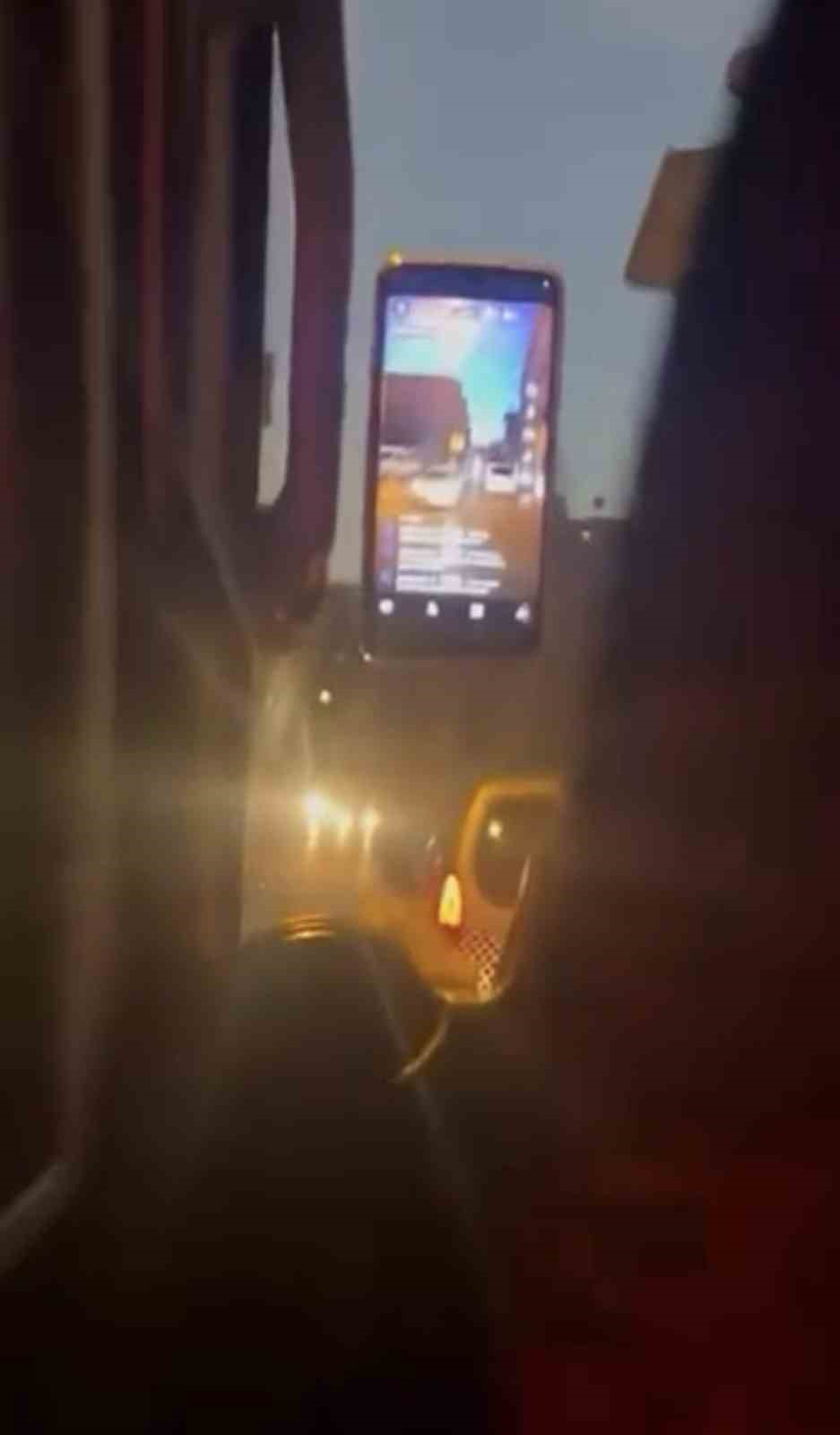 seyir-halindeki-ozel-halk-otobusu-soforu-canli-yayin-acti